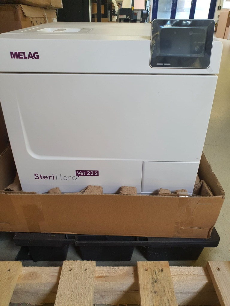 MELAG SteriHero Vet 23 S, S-Klasse Autoklav inkl. Halterung A Plus und drei Tabletts (42 x 19 cm), SN: 2025123VS1045, Eine Ecke ist eingedrückt.