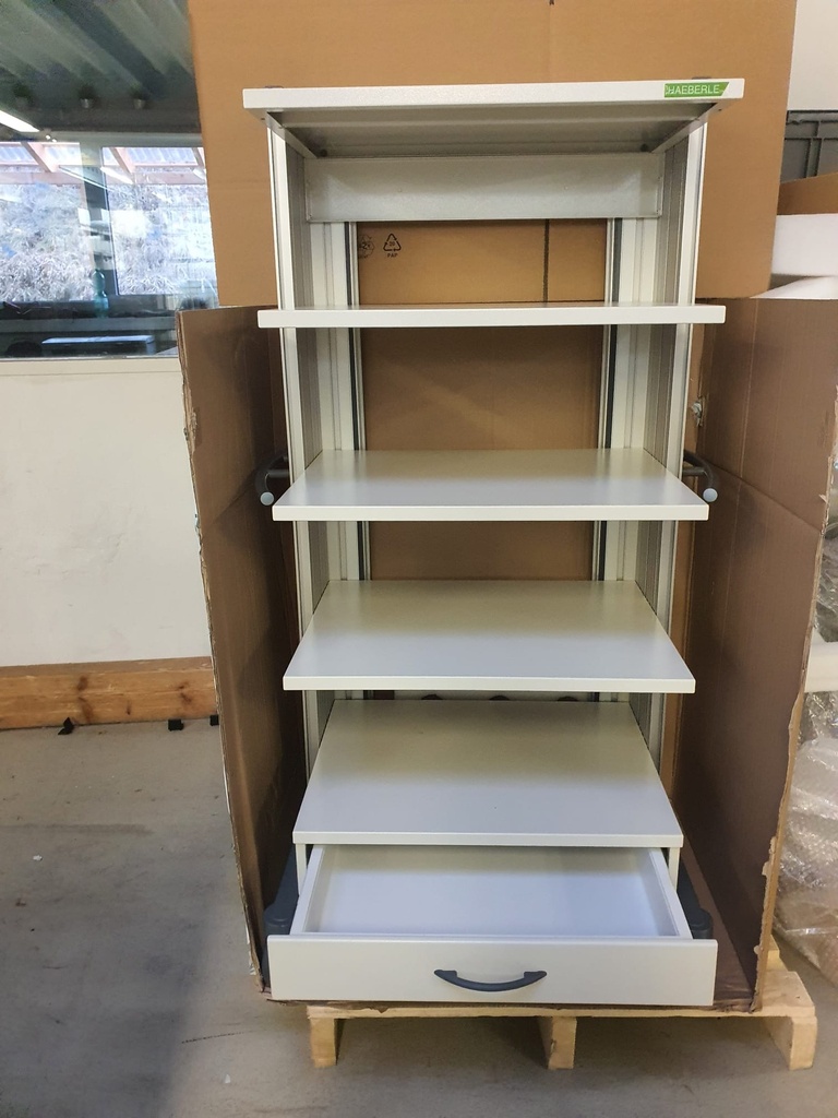 Endoskopie-/ Gerätewagen, H = 139,5 cm, B = 60 cm, 4 Rollen, 4 Ablageböden, 1 Schubfach, 2 Energiesäulen, Standardfarbe: weiss/ grau - Eine der beiden oberen Schutzabdeckungen hat eine gebrochene Klammer.